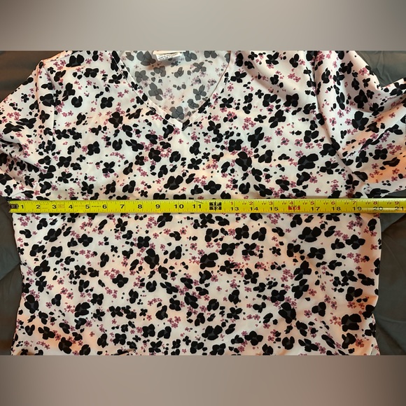 Bundle of Medium Scrub Star Scrub tops - Picture 10 of 11